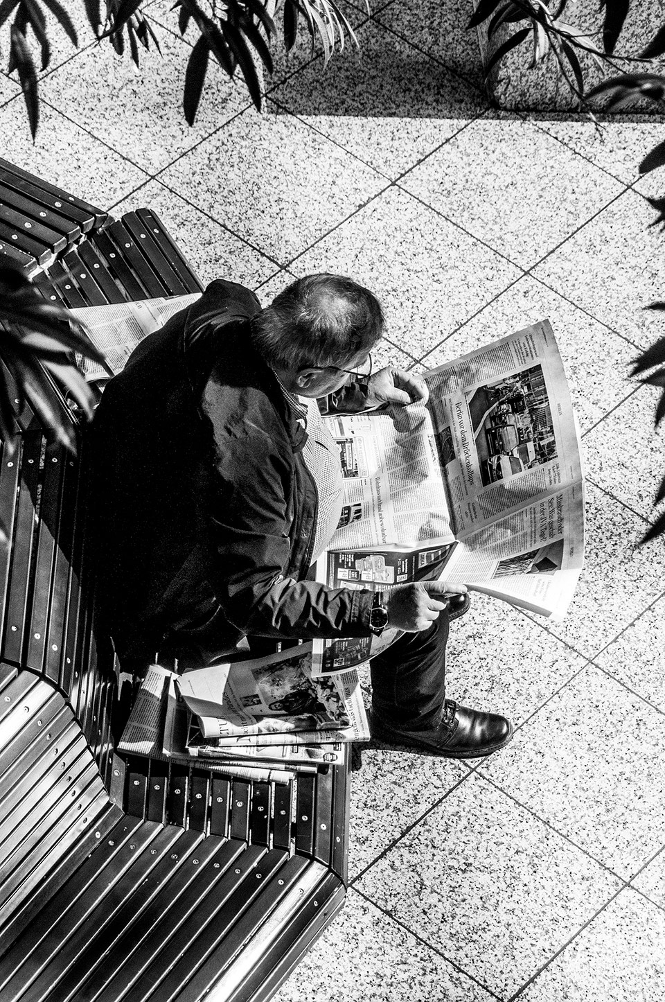 Jm Hombre Leyendo Periodico